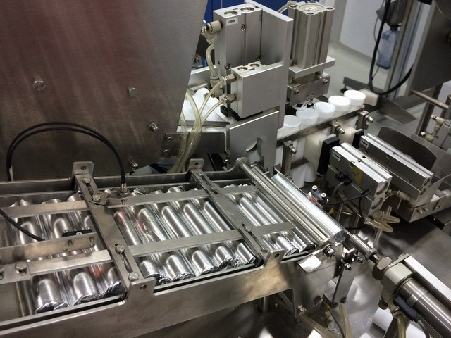 Effervescent-tablet rolls and tubes in the filling station